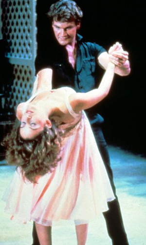 Няколко седмици след като римейка на хита от 1987-а година, “Мръсни танци”, се сдоби режисьор, от студиото Lions Gate Entertainment разкриха, че е започнала и работата по сценария на филма. Сценаристката Мария Магенти, чиито най-известен филм до момента е тазгодишната комедия със Селена Гомес, “Монте Карло”, е била наета от продуцентите на новия “Мръсни танци” преди няколко дни, и вече е започнала да работи върху сюжета на продукцията, заедно с режисьора Кени Ортега.